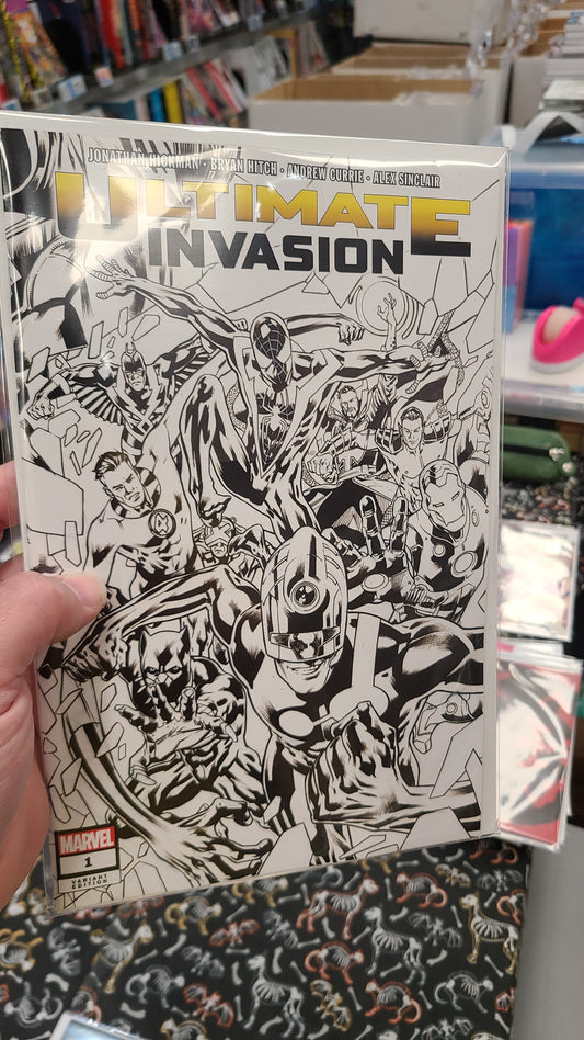 ULTIMATE INVASION #1 1:50 WRAPAROUND B/W BY BRYAN HITCH